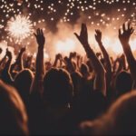 Sonhar com festa com muita gente desconhecida
