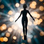 Uma figura levita, cercada por sombras giratórias e olhos brilhantes