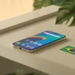 Um smartphone moderno em uma superfície limpa com elementos que remetem ao Brasil ao fundo.