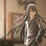 Personagem de anime com cabelo longo, sorrindo levemente, em um ambiente com iluminação natural e fundo desfocado.
