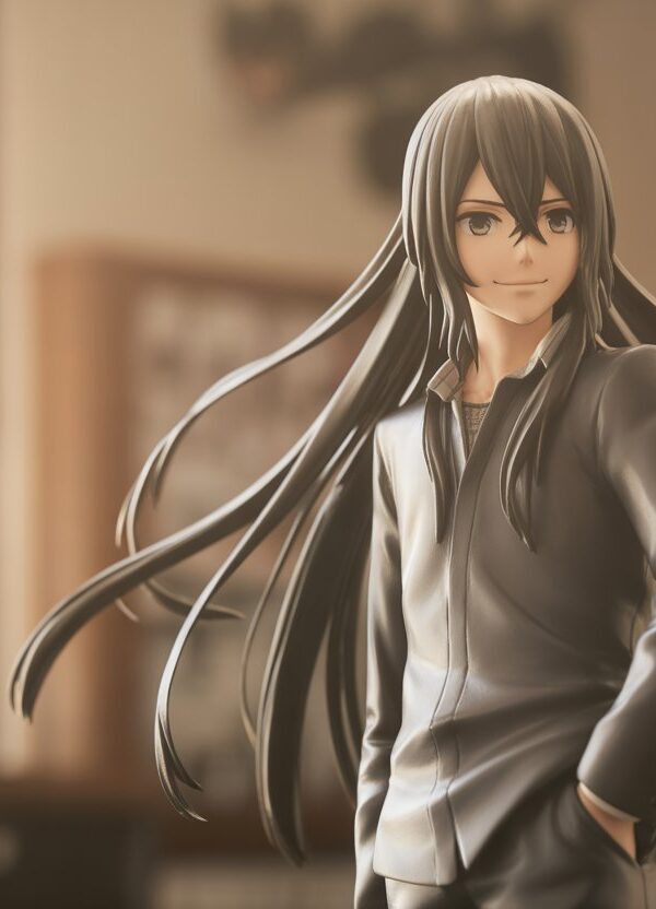 Personagem de anime com cabelo longo, sorrindo levemente, em um ambiente com iluminação natural e fundo desfocado.