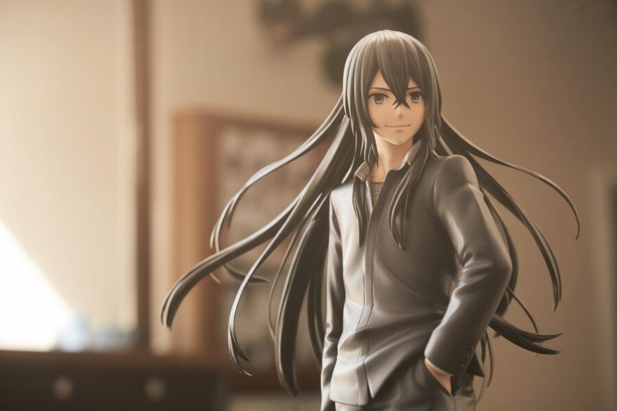 Personagem de anime com cabelo longo, sorrindo levemente, em um ambiente com iluminação natural e fundo desfocado.